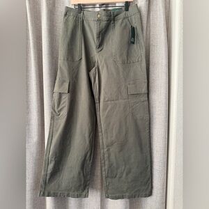 Perfect olive green cargo pants! New with tags!